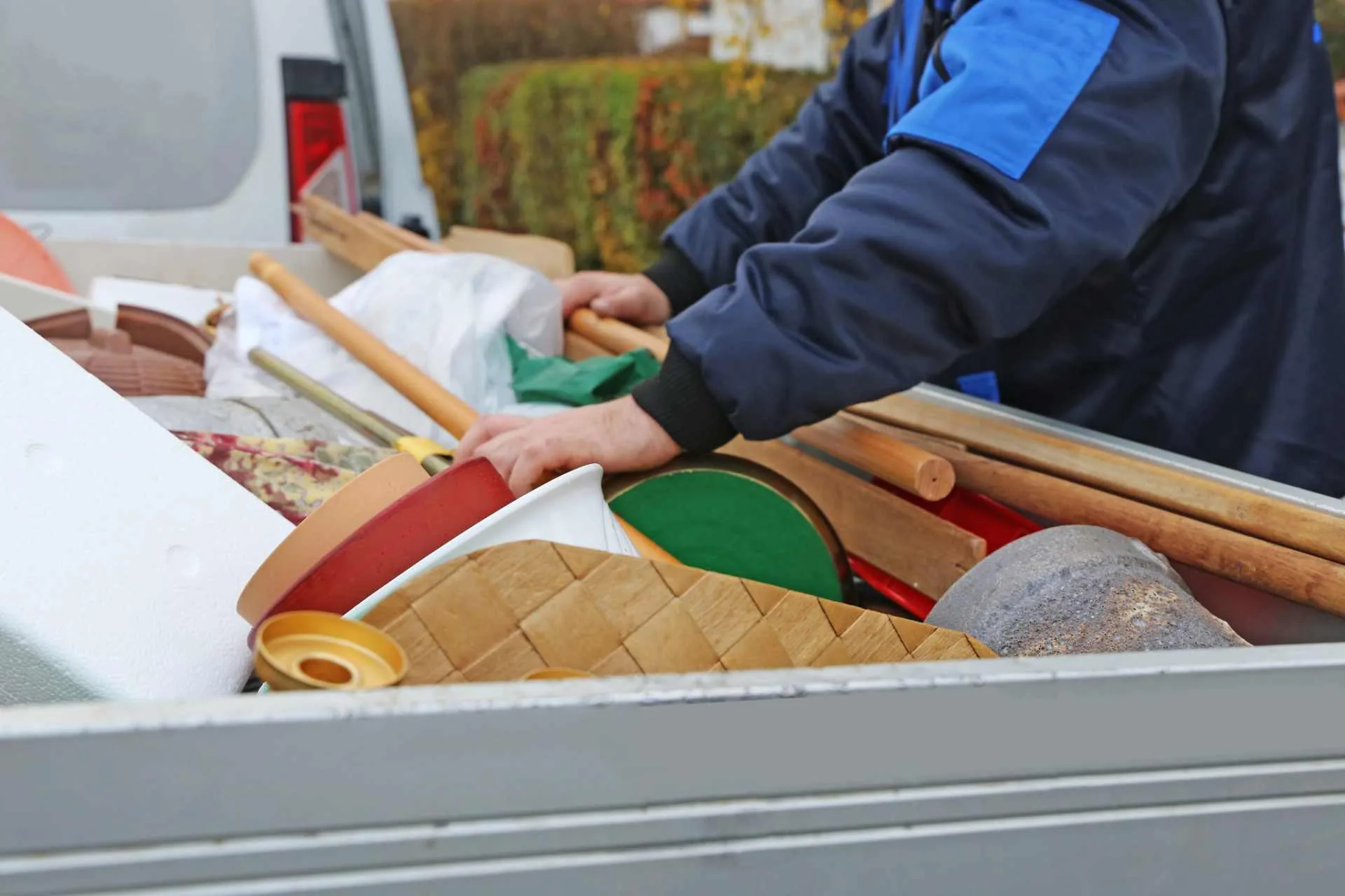 Ausgeräumte Gegenstände werden auf die Ladefläche eines Transporters geladen