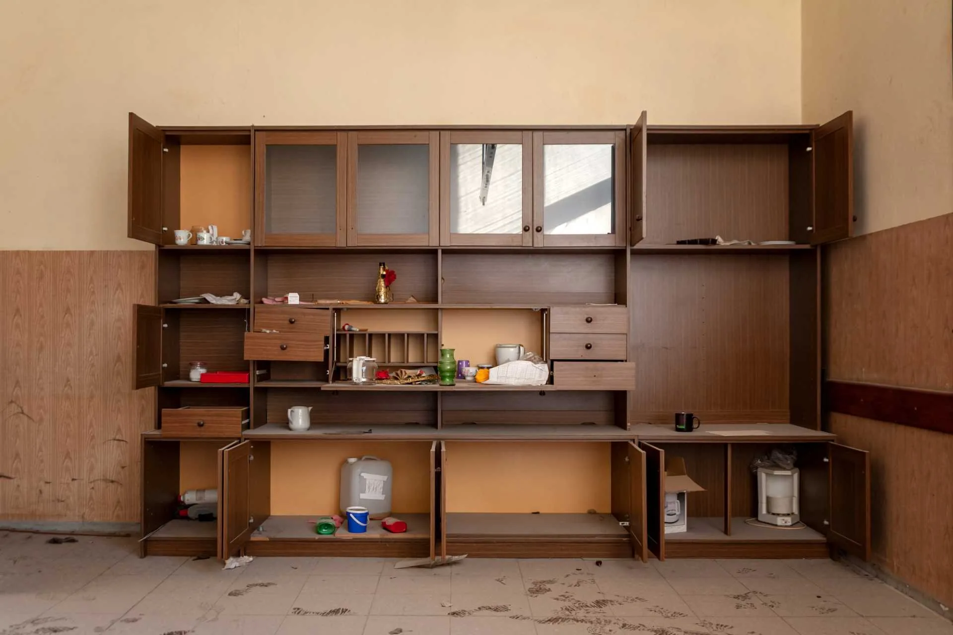 Leergeräumte Schrankwand in einem Wohnzimmer bei einer Haushaltsauflösung
