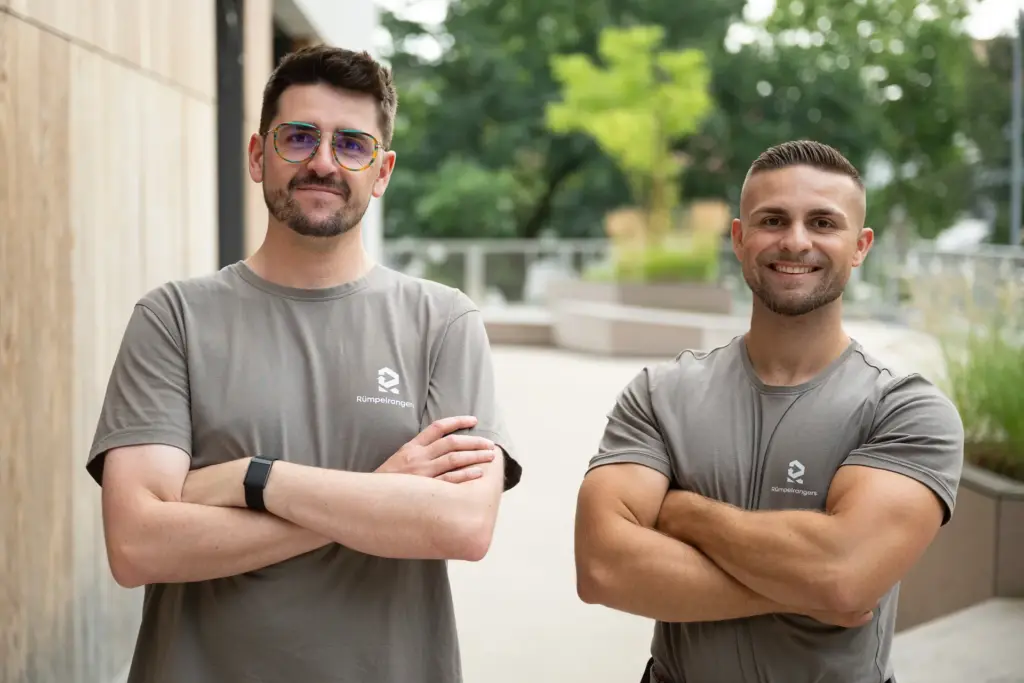 Lukas Maximilian Langer (links) und Maximilian Kellermeier mit verschränkten Armen im Rümpelrangers-Shirt