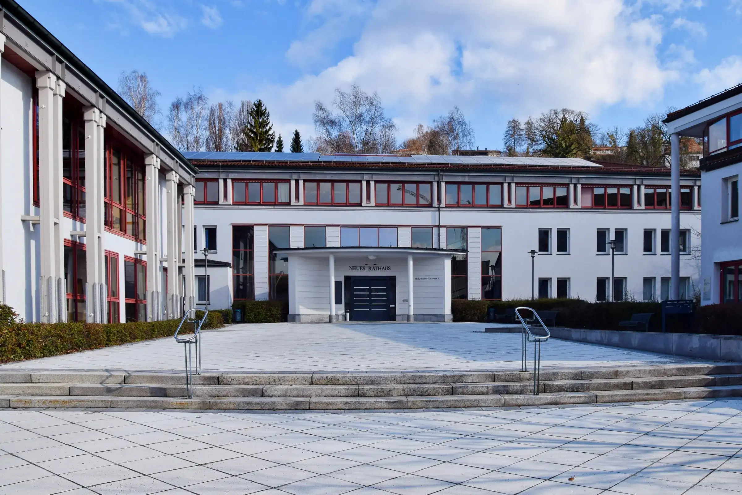 Neues Rathaus in Deggendorf mit Vorplatz