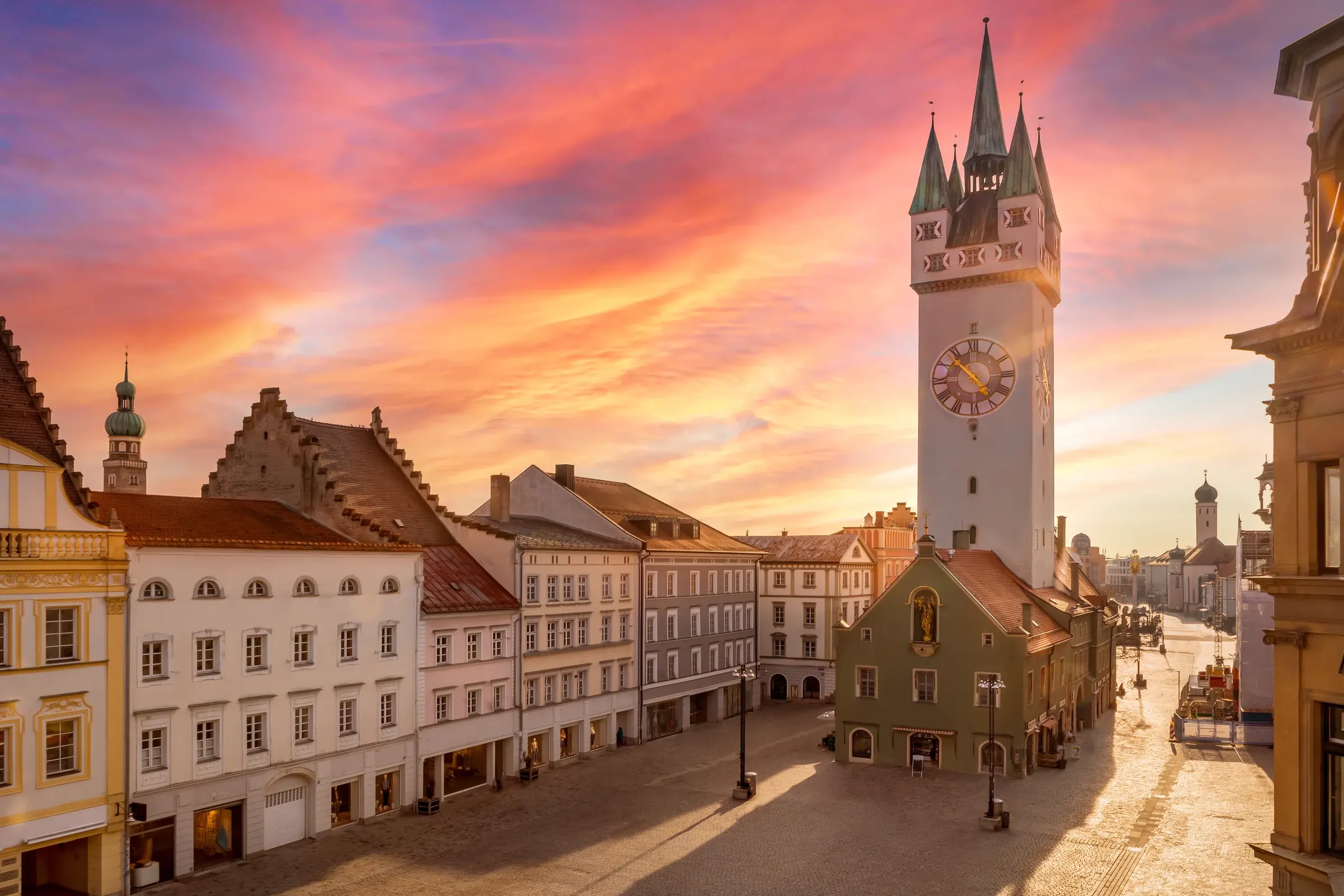 Stadtturm und Stadtplatz in Straubing im Morgenlicht